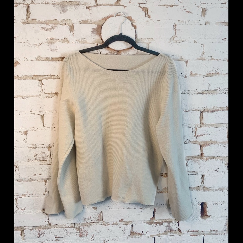 WHITE/CREAM THIN SWEATER